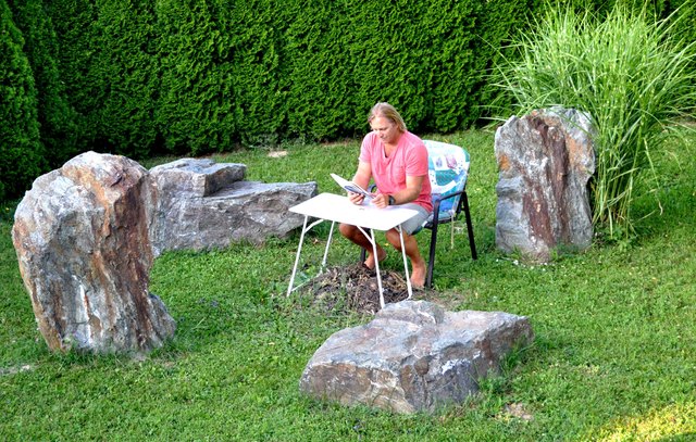 Lieblingsplatz von Peter Hauser: zwischen den vier Steinen vor seinem Haus liest er am liebsten | Foto: Privat