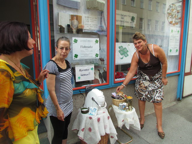 Vereinsgründerin Gabrielle Traxler mit den ehemaligen Schützlingen und jetzigen Helferinnen Karin und Marianne.