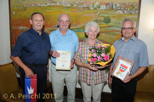 Franz Leutgeb vom Hotel zur Post, Margarita und Hans Grothues sowie Bürgermeister Ferdinand Köck im Gumpoldskirchner Rathaus.