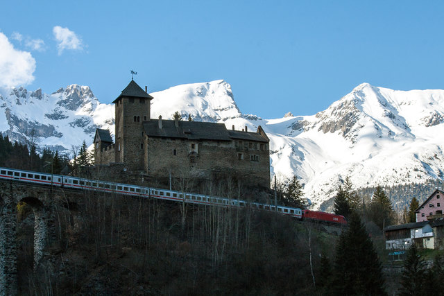 Südseite Schloss Wiesberg mit östlichen Brückenende und dem Parsaier mit 3.036m dem höchsten Berg der nördlichen Kalkalpen (links vom Turm). © Ing. Günter Kramarcsik