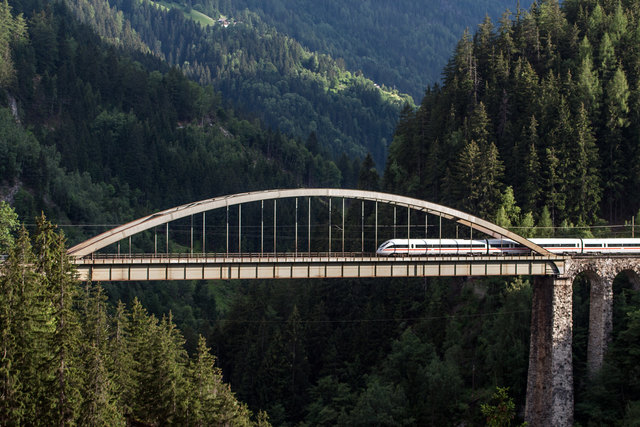 Trisannabrücke von der Arlbergstraße ins Stanzertal in Richtung Paznauntal gesehen. © Ing. Günter Kramarcsik