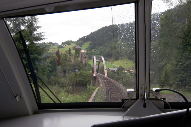 Trisannabrücke und Schloss Wiesberg in Richtung Landeck. © Ing. Günter Kramarcsik