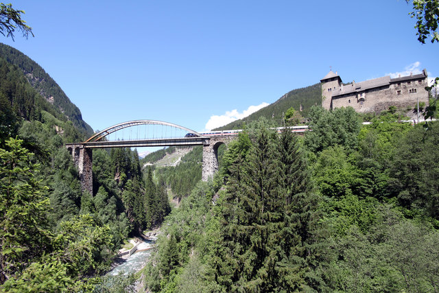 Blick vom Paznauntal in Richtung Stanzertal mit Trisannabrücke und Schloss Wiesberg. © Ing. Günter Kramarcsik