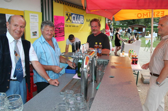 Peter Frigo und Gerhard Moser waren für das Bier zuständig.