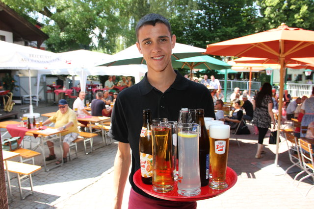 Für die kühlen Getränke war beim Frühschoppen Fabio verantwortlich.