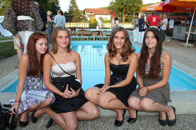 Melanie, Magdalena,Carina und Katharina haben sich für den Abend hübsch gemacht!