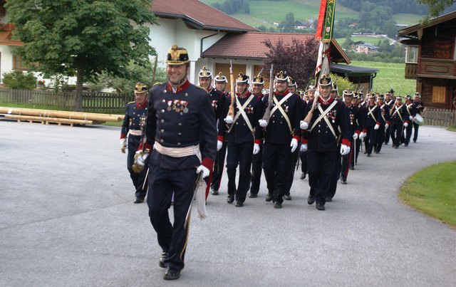 Die Bürgergarde am Weg zur Gratulation