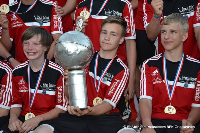 Dominik hält die sehr wertvolle WM-Trophäe. Sie ist nun für die nächsten zwei Jahre in Weeg zuhause.