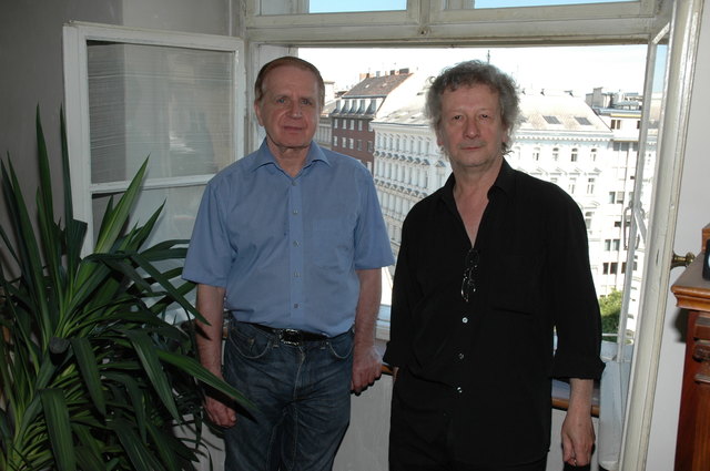 Die Bewohner Winfried Freund und Walther Götlinger bangen um den Erhalt des alten Dachgeschoßes.