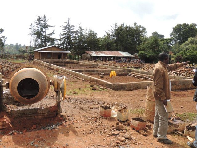 Das Fundament der 20-klassigen Schule ist gerade im Entstehen. | Foto: KK