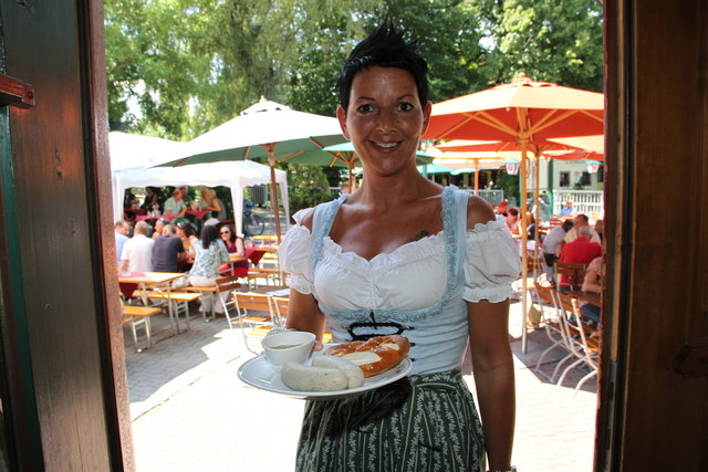 Weißwurst und Brezel servierte Alexandra Mittlböck den Gästen beim Frühschoppen.
