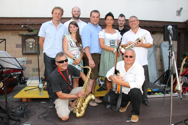 Mit einem bunten Melodienreigen unterhielten "Red Blues" mit Horst Hofer und Sängerin Lena Mentschel die Gäste beim Kamml-Wirt.