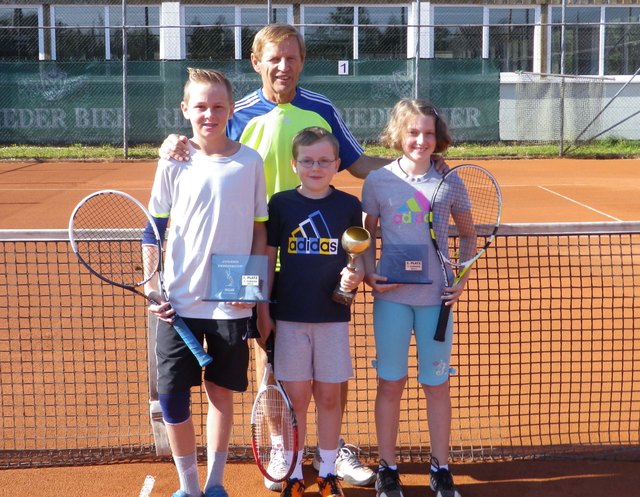 V. l.: Fabian Jankowski, Michael Slaby, Julia Slaby mit Jugendwart Walter Scheuringer. | Foto: privat