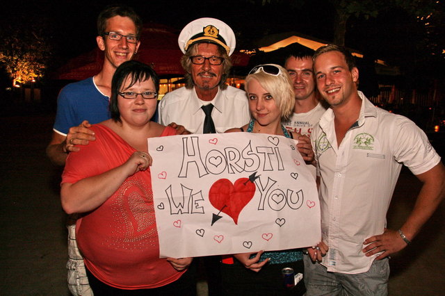 "Fähnrich" Horst Böhme mit seinem Fanclub