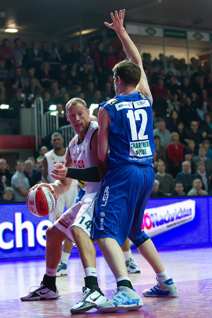 In der kommenden Saison werden sich Tilo Klette (l.) und der gebürtige Welser Matthias Mayer (Gmunden Swans) wieder heftige Duelle unter den Körben liefern. | Foto: Erhardt