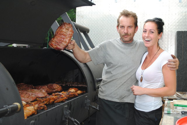 Sparerips vom Truck-Smoker: Grillmeister Rici und Bierstadl-Juniorchefin Dani freuen sich über die gelungene Geburtstagsparty.