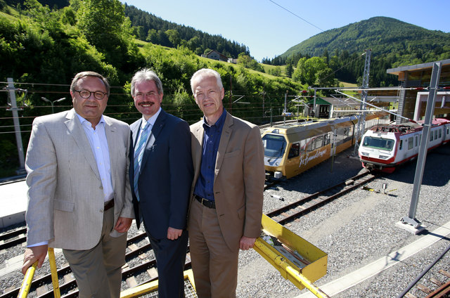 Architekt Hannes Zieser, Verkehrslandesrat Karl Wilfing und NÖVOG Geschäftsführer Gerhard Stindl genossen bei der Führung durch das neue Betriebszentrum der Mariazellerbahn in Laubenbachmühle den Blick von oben. Ebenfalls dabei waren LAbg. Karl Bader sowie zahlreiche Bürgermeister aus der Region und die geladene Presse. 
©  NÖVOG/Luger