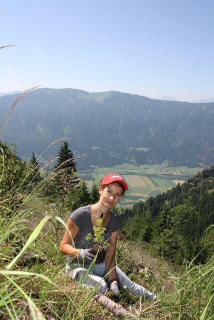 Iris S. beim Bäumchen Pflanzen | Foto: KK/Pirtscher