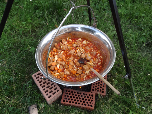 Gulasch, zubereitet von den ungarischen Teilnehmern. | Foto: Kolic