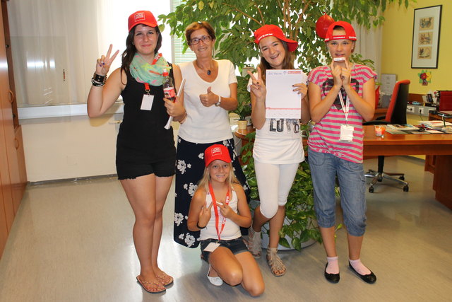 Julia, Stadträtin Ingrid Weixlberger, Leonie, Melanie (v. l.) und Miriam (vorne).