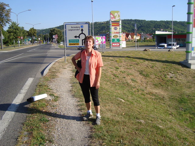 Maria R. plagt sich wie viele Strebersdorfer über den kleinen Treppelweg zum nahegelegenen Einkaufszentrum C21.