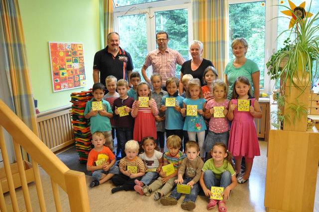 Die Reichersberger Kindergartenkinder sind stolz auf ihre selbst produzierte Musik-CD.