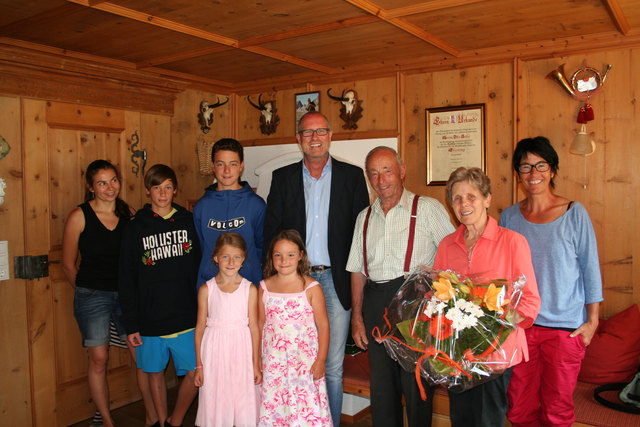 Bürgermeister Werner Kurz (4. von links) mit Jubilar Otto Jehle (3. von rechts) und seiner Familie.