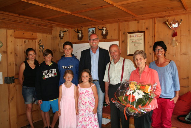 Bürgermeister Werner Kurz (4. von links) mit Jubilar Otto Jehle (3. von rechts) und seiner Familie. | Foto: Gemeinde Ischgl