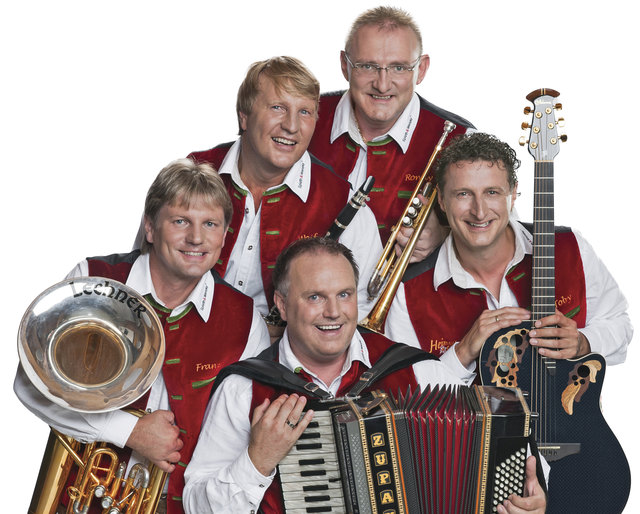 Das „Heimatland Quintett“ sorgt zum 100-jährigen Jubiläum der Freiwilligen Feuerwehr Erpfendorf am Freitag, 16. August beim Waldfest ab 21 Uhr für Musik und Stimmung | Foto: Veranstalter (gebührenfrei)