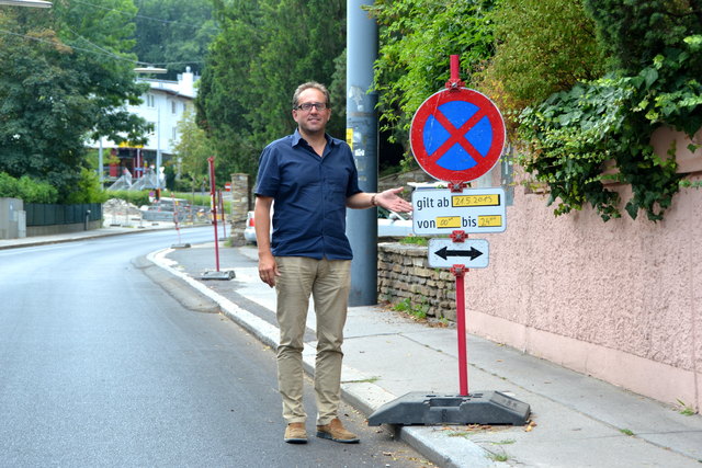 VP-Bezirksrat Klaus Heintzinger fordert die verlorenen Parkplätze ein.
