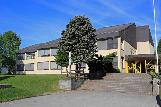 Ob eine Volksschule künftig in Bruckmühl (Bild), in Ottnang oder in beiden Orten stehen soll, wird heftig diskutiert. | Foto: Klein