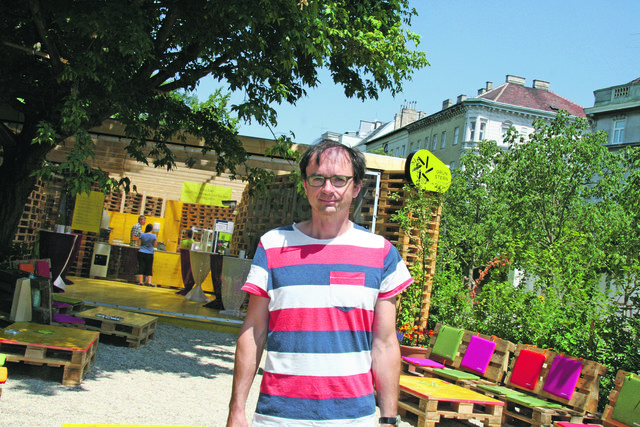 Ein neuer Bau: Stolz zeigt Filmarchiv-Chef Ernst Kieninger den Palettenbau, die Grünstern-Gartenküche.