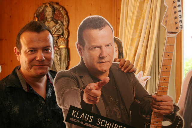 Klaus Schubert (links im Original, rechts als Pappkamerad) stellt in Innsbruck ein Mega-Rockkonzert auf die Beine