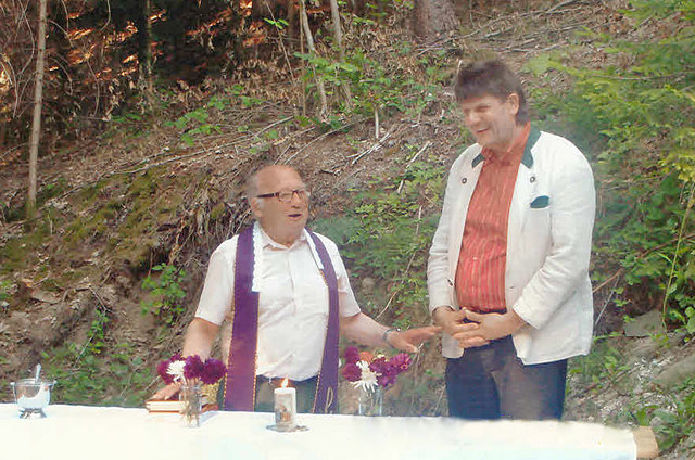 Pfarrer Simone Wutte und Obmann Johann Trampusch bei der Segnung | Foto: KK