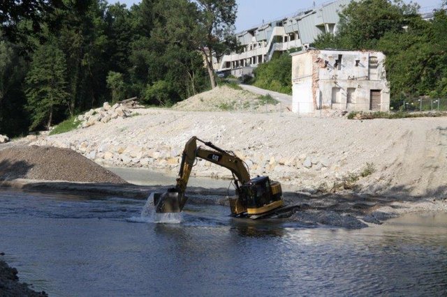 Bagger holen nach dem Hochwasser Geschiebe aus dem Flussbett. | Foto: Raab