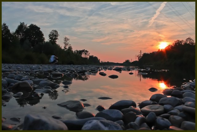 im Bild bin ich zu sehen, wie ich ebenso wie Peter, von dem diese Aufnahme stammt, den Sonnenuntergang fotografiere