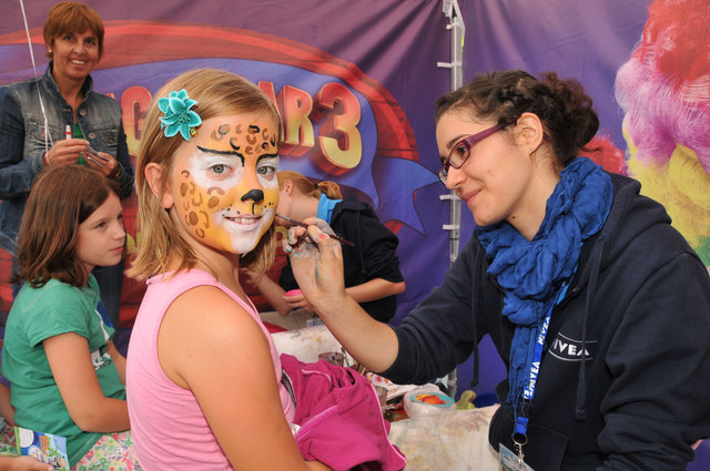 Für Lachen und Staunen sorgt ein knallbuntes Showprogramm. | Foto: Grießenböck