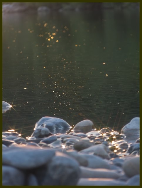 spiegelnde Sonnenstrahlen in der Ache