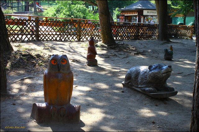 vor dem Spielplatz begrüßten uns ganz liebe Holztiere! :)