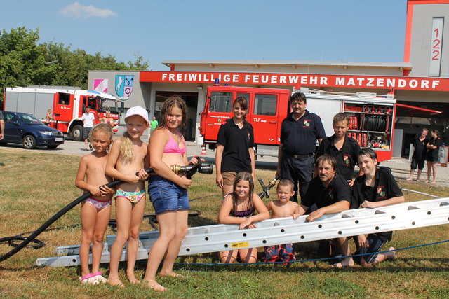 vorne v.l.nr.: Patricia, Carina, Pia, Leonie, Linus, Kdt.-Stv. Ewald Schwendenwein, Martin Schwendenwein
hinten v.l.n.r.: Melanie Rohrhofer, Kdt. Martin Schneidhofer, Bastian Altmann