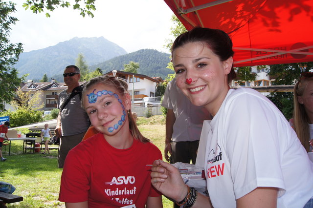 Johanna wird von Lena vor dem Kinderlauf geschminkt.