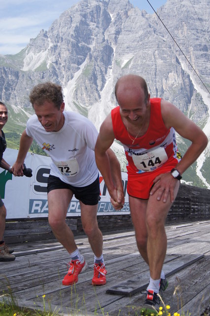 Organisator Andreas Stern läuft Hand in Hand mit Günter Kössl ins Ziel ein.