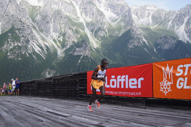 Geoffrey Ndungu ist als Dritter im Ziel.