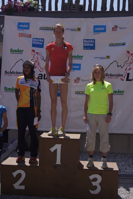 Strahlende Bergläuferinnen: 1. Andrea Mayr, 2. Lucy Murigi, 3. Silvia Olejarova