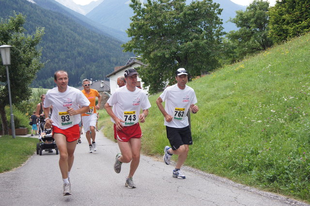 Auch Florian Stern, Organisator Andreas Stern und Klaus liefen beim Benefizlauf mit.