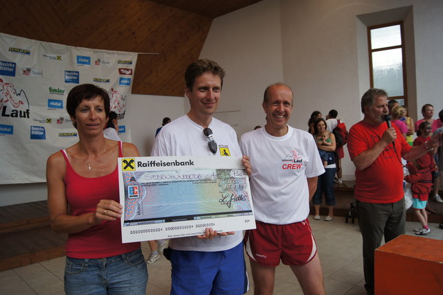 Andreas Stern überreich den Scheck des Benefizlaufs über 730 € Corinna Gugelberger und Bernhard Wanker vom Vinzenzverein Telfes.