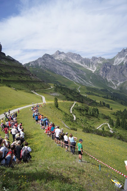 Die Zuschauer erwarten die Bergläufer im Zieleinlauf.