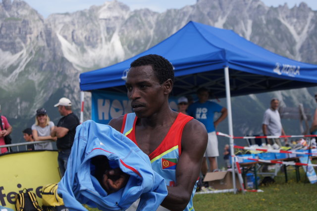 Nach dem Zieleinlauf erholt sich Mamu schnell wieder.