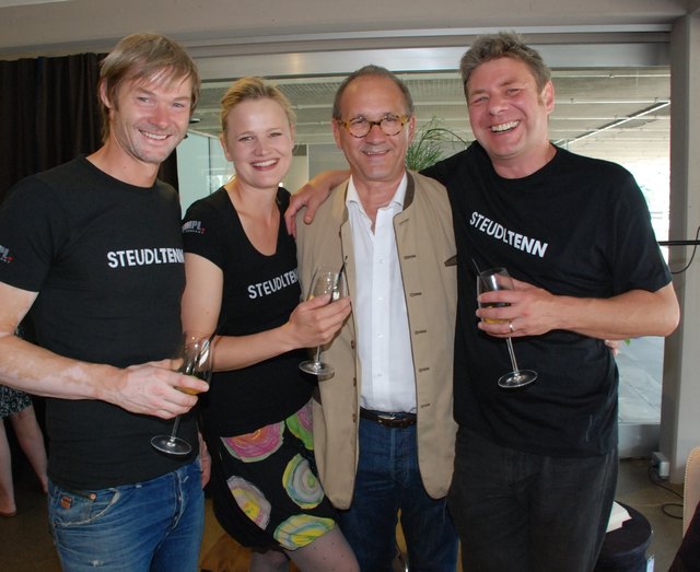 Das Theaterteam vom Theaterfestival Steudltenn mit Robert Reumann. | Foto: Wetscher/ekpr