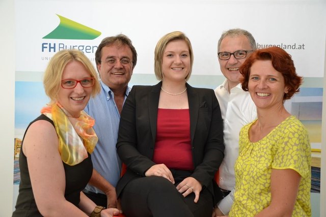 „FH Burgenland trägt Ihre Studenten auf Händen“ vlnr.: DI DI(FH) Doris Rixrath; Mag. Josef Wiesler, GF FH Burgenland, Lisa Stummer, BA, Studentin FH Burgenland; Mag. Georg Pehm, GF FH Burgenland und Mag. Silke Palkovits-Rauter, Studiengangsleitung FH Burgenland